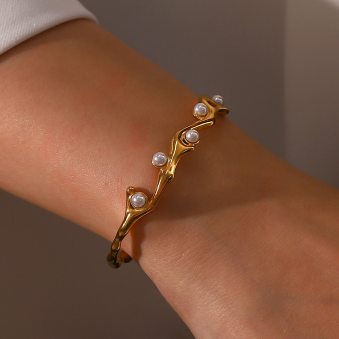 Gold Plated Stainless Steel Anti Tarnish Pearl Bracelet (Gold)